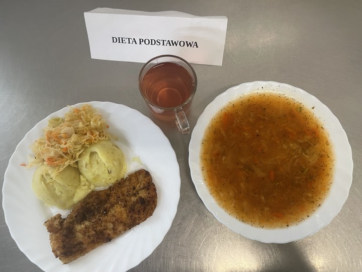 obiad złożony z: zupy kapuśniak, ryby smażonej, ziemniaków puree, mizeria, chałka zdobna oraz kompot. 