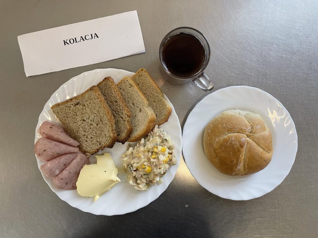 kolacja złożona z:chleba pszennego oraz razowego margaryny, sałatki z tuńczykiem oraz herbaty. 