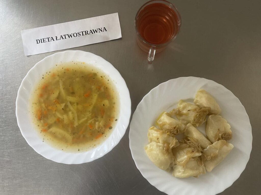 Obiad złożony z:zupy jarzynowej, pierogi ruskie, kefir oraz kompot z jabłek.