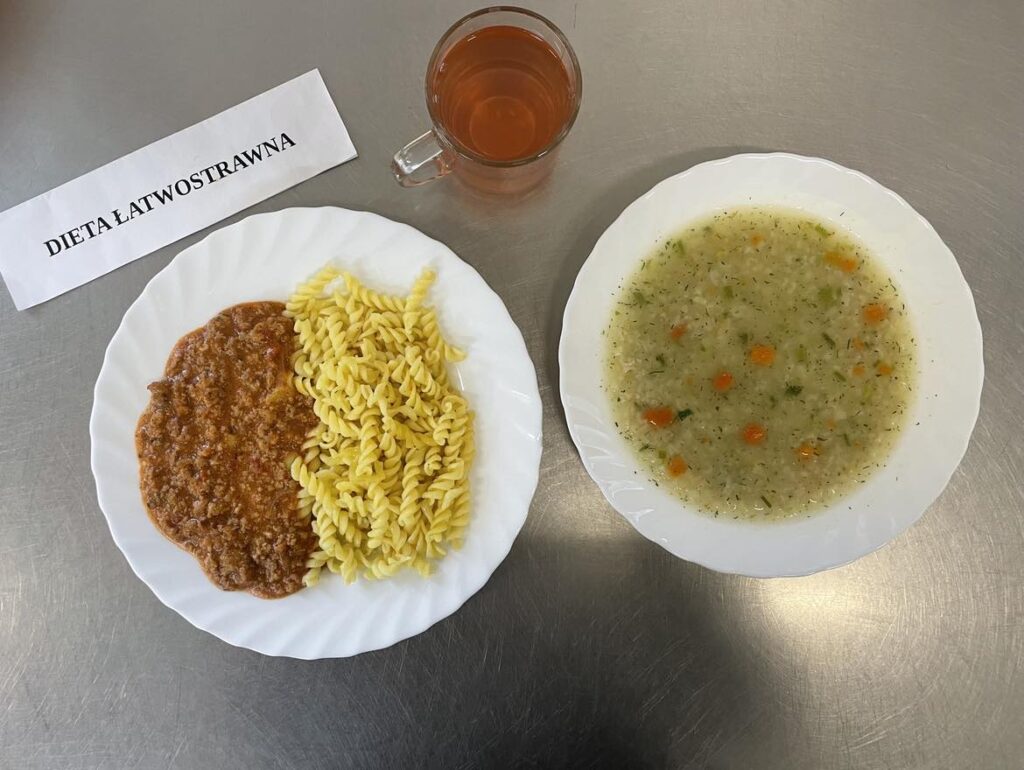 obiad złożony z: zupy koperkowej, spaghetti z mięsem mielonym oraz kompot z jabłek.