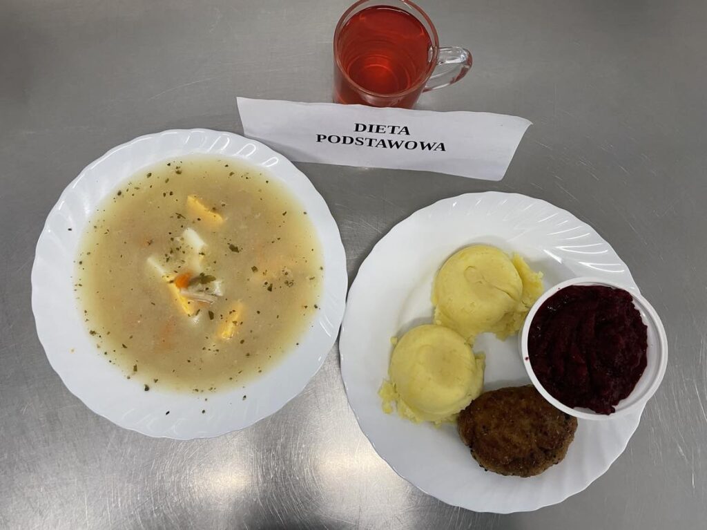 obiad złożony z: Żurku, ziemniaków puree, kotleta mielonego, ćwikły oraz kompotu z jabłek.