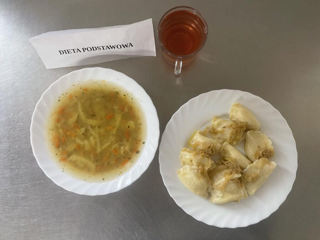 Obiad złożony z:zupy jarzynowej, pierogi ruskie, kefir oraz kompot z jabłek.