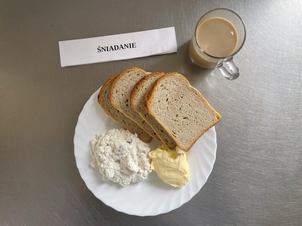 Śniadanie złożone z: chleba pszennego, margaryny śniadaniowej, twarożku z rzodkiewką oraz kawy zbożowej.  