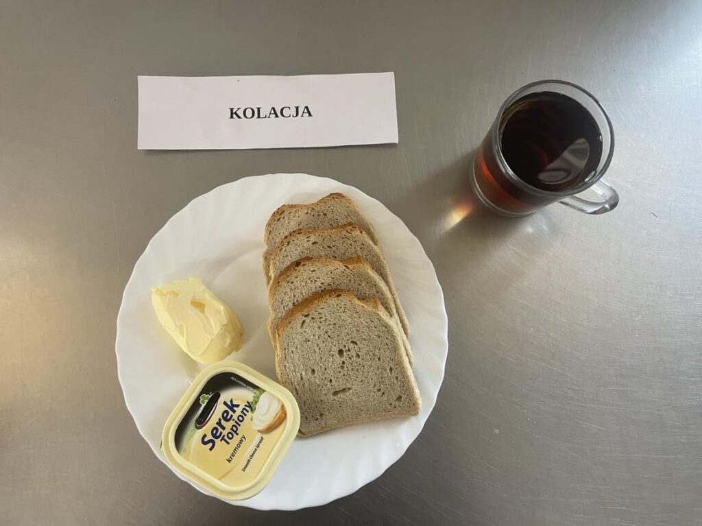 Kolacja złożona z: chleba pszennego, margaryny, herbaty oraz sera topionego.
