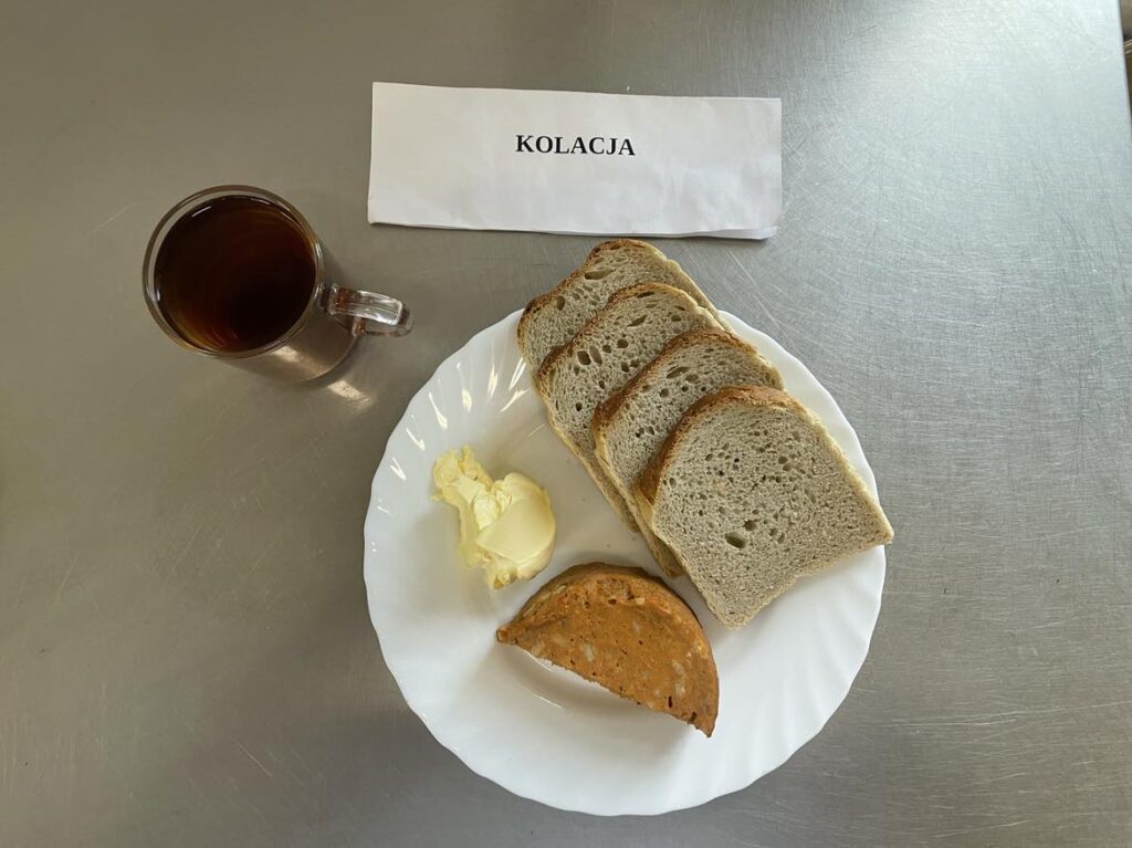 Kolacja złożona z: chleba pszennego, margaryny śniadaniowej, paprykarza szczecińskiego oraz herbaty czarnej (napar z cukru).