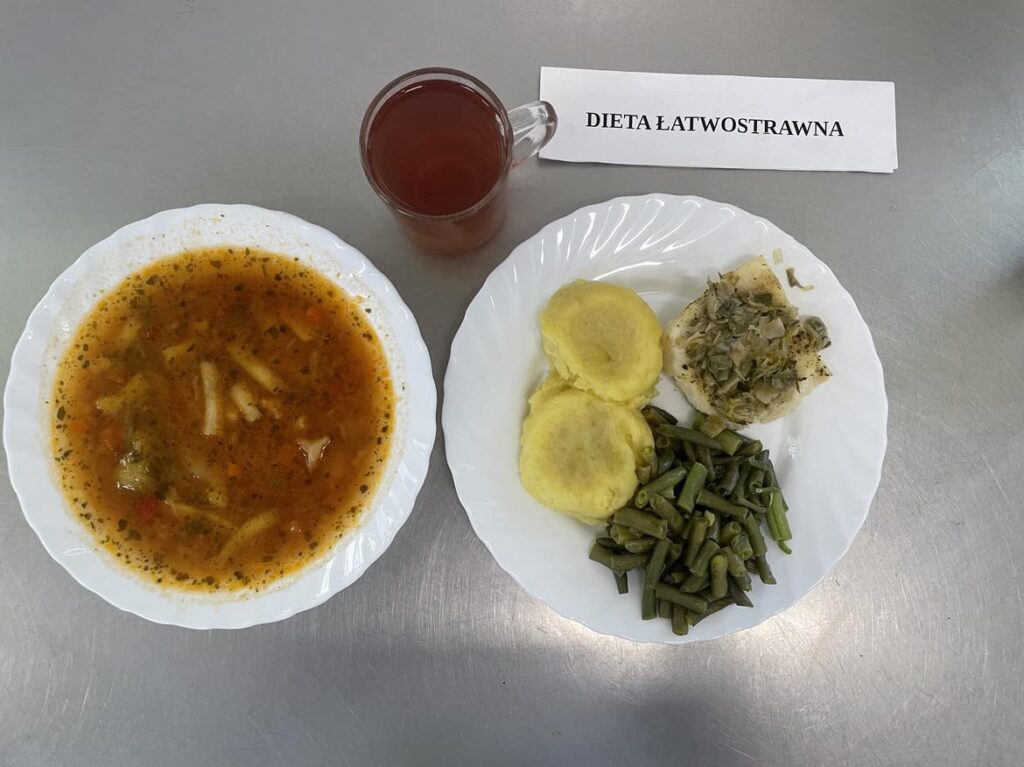 obiad złożony z: ziemniaków puree, fasolki szparagowej żółtej (gotowanej), herbaty czarnej (napar z cukru), ryba zapiekana z porami oraz włoska minestrone.