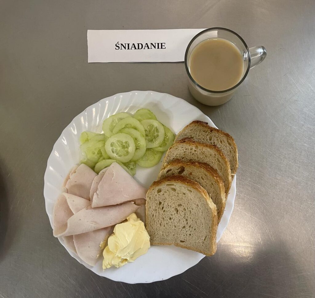 Śniadanie złożone z: chleba pszennego, margaryny śniadaniowej, szynka drobiowa (mielona), ogórek oraz kawa zbożowa (klasyczna - anatol) 