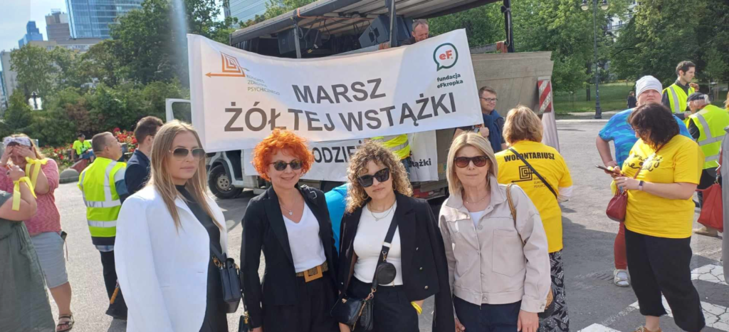 Zdjęcie przedstawia pracownice naszego szpitala na marszu żółtej wstążki.