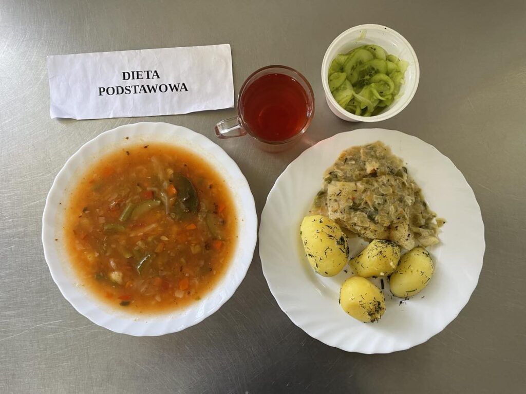 Obiad przedstawia: Włoską minestrone, ziemniaki puree, mizerie, kompot z jabłek (z cukrem) oraz rybę zapiekaną z porami.