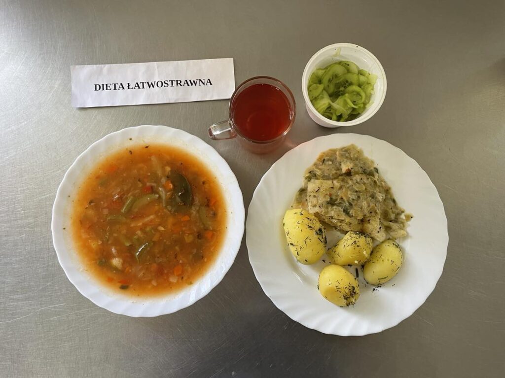 Obiad przedstawia: Włoską minestrone, ziemniaki puree, mizerie, kompot z jabłek (z cukrem) oraz rybę zapiekaną z porami.