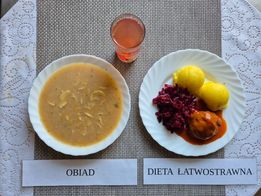 Na zdjęciu znajduję się posiłek w którego skład wchodzi Zupa ogonowa z makaronem, Ziemniaki, Pulpet w sosie koperkowym, ćwikła oraz Kompot z jabłek