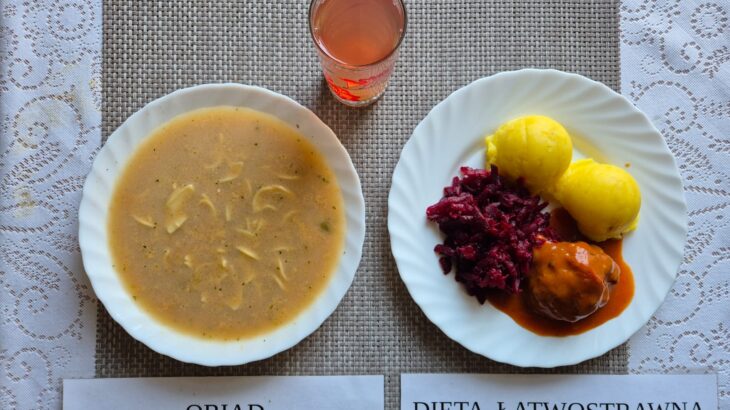 Na zdjęciu znajduję się posiłek w którego skład wchodzi Zupa ogonowa z makaronem, Ziemniaki, Pulpet w sosie koperkowym, ćwikła oraz Kompot z jabłek