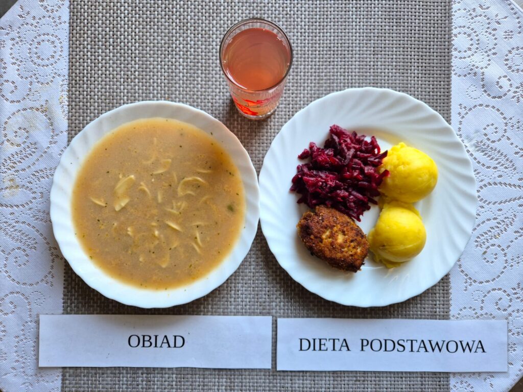 Na zdjęciu znajduję się posiłek w którego skład wchodzi Zupa ogonowa z makaronem, Ziemniaki, Sznycel, ćwikła oraz Kompot z jabłek