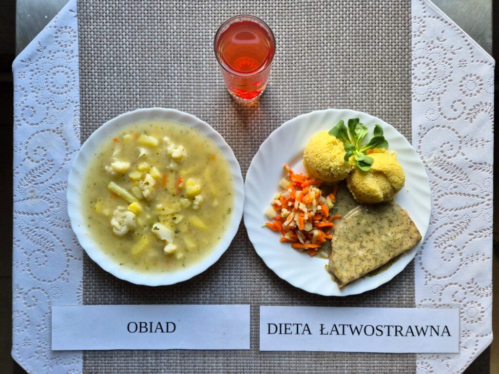 Na zdjęciu znajduję się posiłek w którego skład wchodzi Zupa kalafiorowa z ziemniakami, Potrawka z kurczaka, kasza jęczmienna, Mieszanka królewska oraz Kompot z jabłek