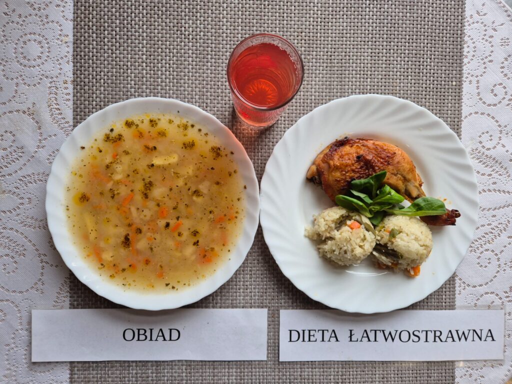 Na zdjęciu znajduję się posiłek w którego skład wchodzi Żurek z ziemniakami, udziec pieczony, kasza kuskus, mix warzyw oraz kompot