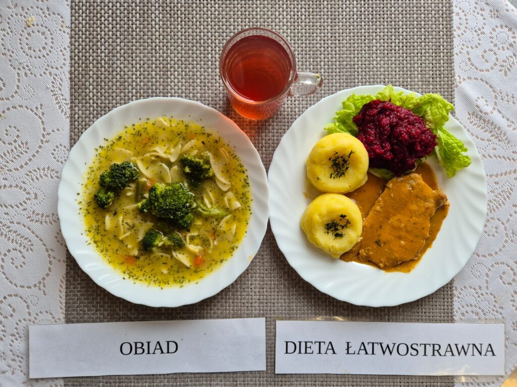 Na zdjęciu znajduję się posiłek w którego skład wchodzi Zupa brokułowa z makaronem, kotlet schabowy, Ziemniaki, Buraczki na ciepło oraz Kompot z jabłek