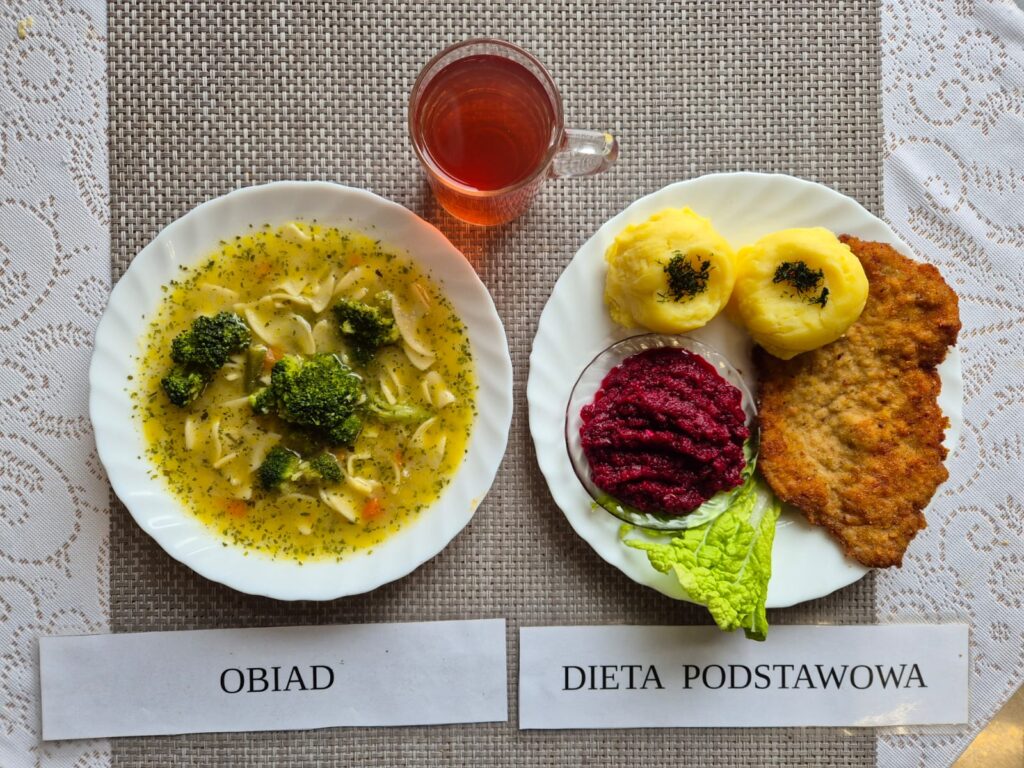 Na zdjęciu znajduję się posiłek w którego skład wchodzi Zupa brokułowa z makaronem, kotlet schabowy ,Ziemniaki, Buraczki na ciepło oraz Kompot z jabłek