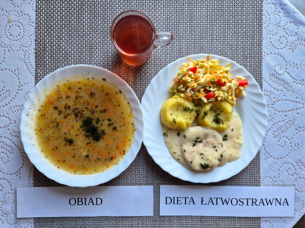Na zdjęciu znajduję się posiłek w którego skład wchodzi Zupa grochowa z boczkiem, Ryż basmati, Gulasz drobiowy, Surówka z kapusty pekińskiej, papryki i marchewki, kompot