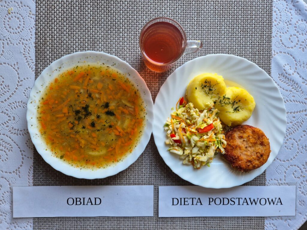 Na zdjęciu znajduję się posiłek w którego skład wchodzi Zupa grochowa z boczkiem, Ryż basmati, Gulasz drobiowy, Surówka z kapusty pekińskiej, papryki i marchewki, kompot