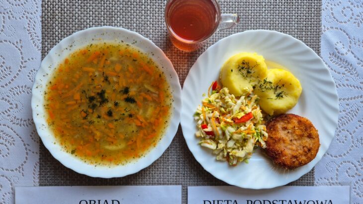 Na zdjęciu znajduję się posiłek w którego skład wchodzi Zupa grochowa z boczkiem, Ryż basmati, Gulasz drobiowy, Surówka z kapusty pekińskiej, papryki i marchewki, kompot