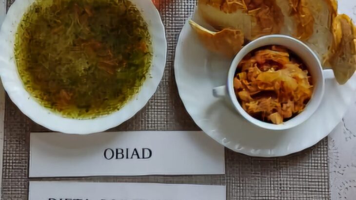 Na zdjęciu znajduję się posiłek w którego skład wchodzi Zupa jarzynowa ziemniakami i groszkiem cukrowym, bigos z kapusty kiszonej, Bułka pszenna oraz kompot