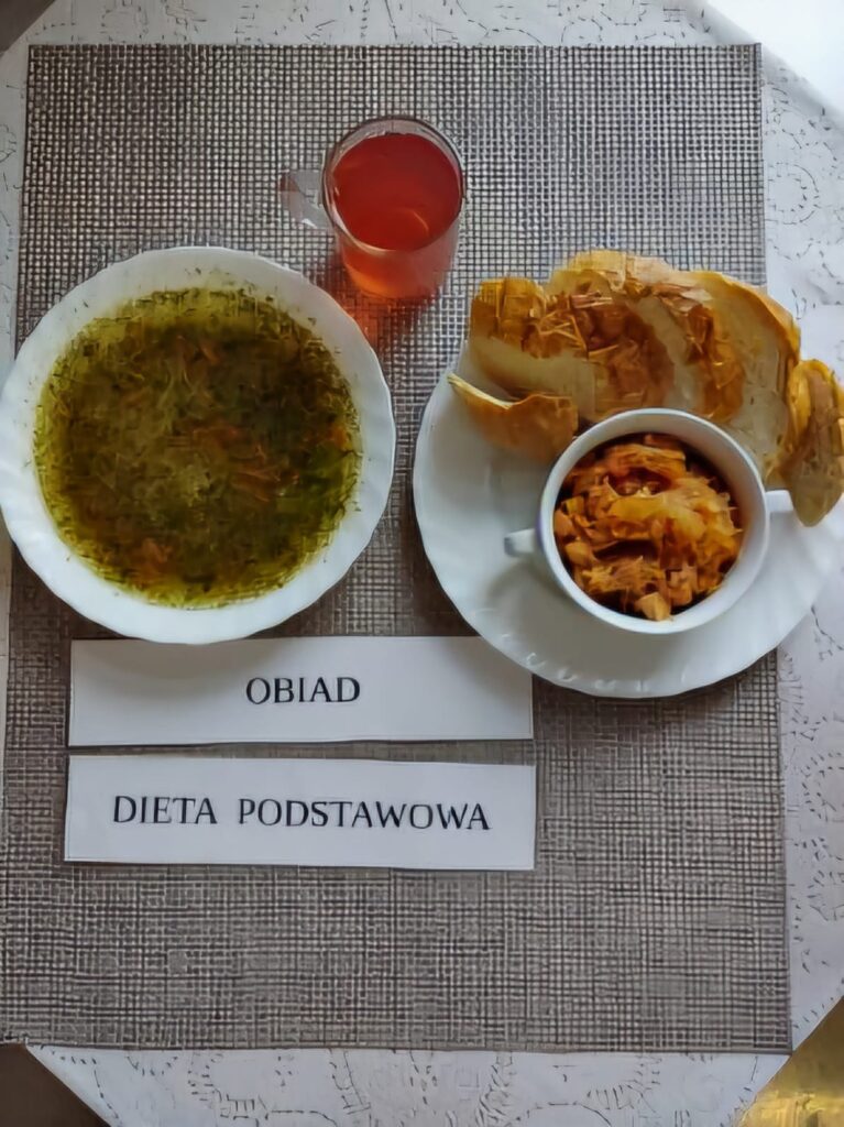 Na zdjęciu znajduję się posiłek w którego skład wchodzi Zupa jarzynowa ziemniakami i groszkiem cukrowym, bigos z kapusty kiszonej, Bułka pszenna oraz kompot