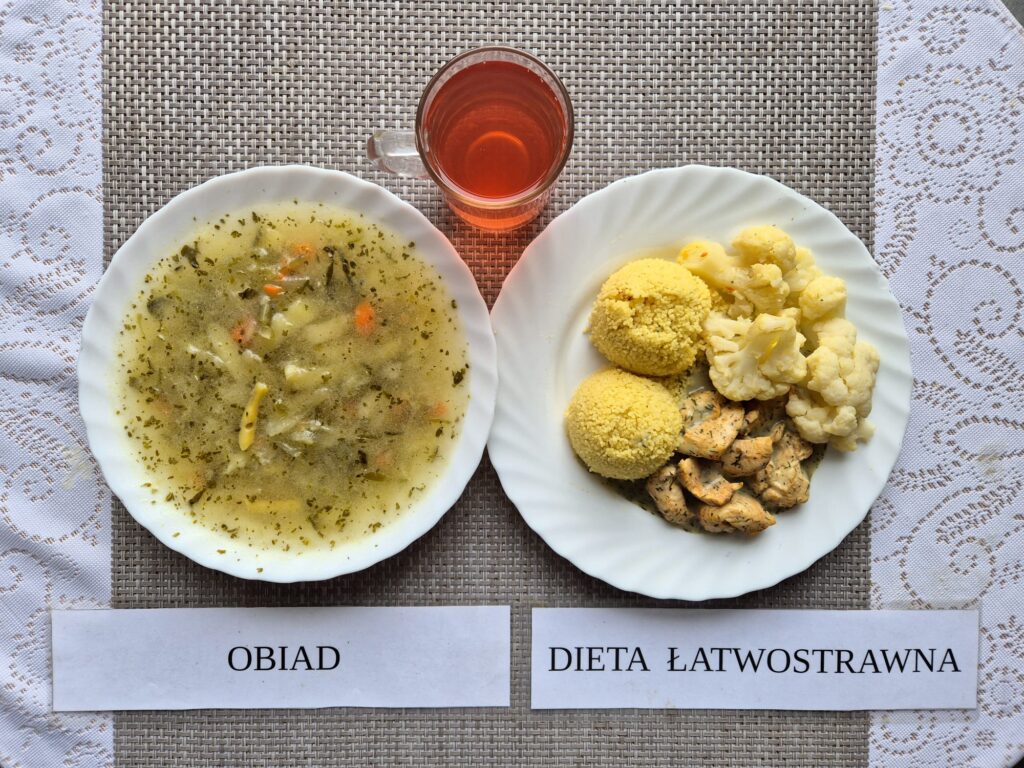 Na zdjęciu znajduję się posiłek w którego skład wchodzi Zupa ogórkowa z ziemniakami, Kasza kuskus, filet z kurczaka w sosie koperkowym, brokuł na parze oraz kompot