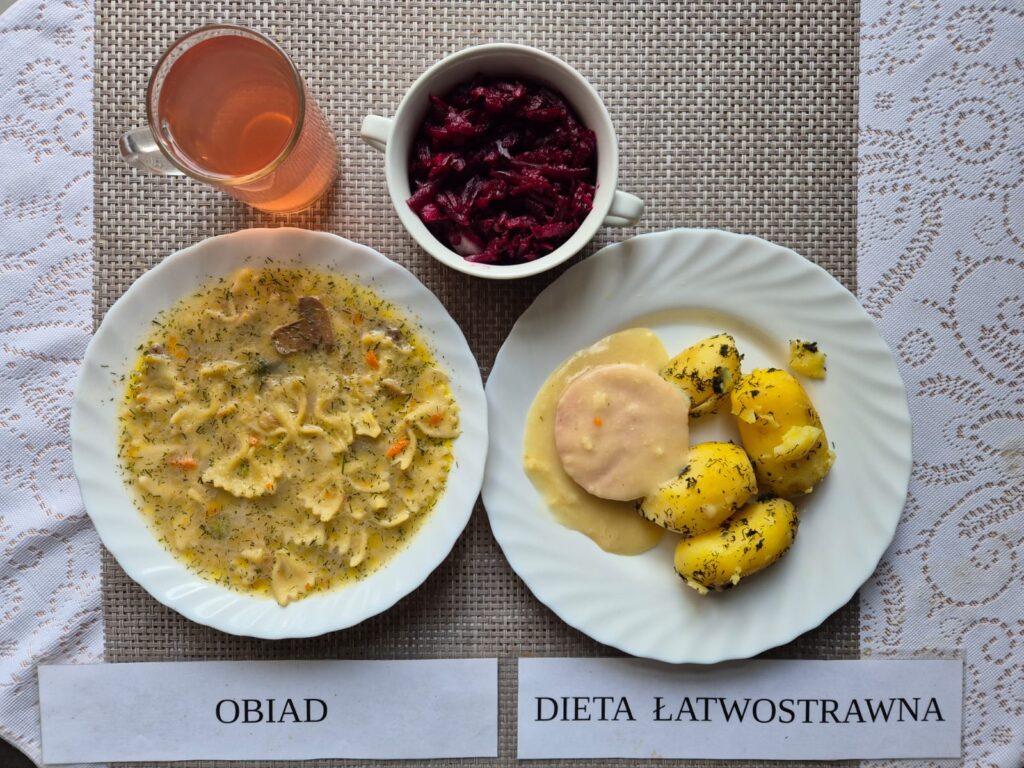 Na zdjęciu znajduję się posiłek w którego skład wchodzi Zupa pieczarkowa z makaronem, Ziemniaki młode, Mortadela w sosie koperkowym, Surówka z buraka oraz Kompot z jabłek