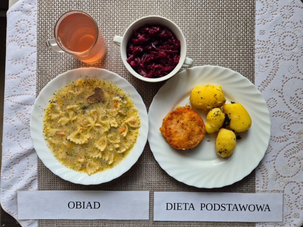 Na zdjęciu znajduję się posiłek w którego skład wchodzi Zupa pieczarkowa z makaronem, Ziemniaki młode, Mortadela smażona, Surówka z buraka i chrzanu, Kompot z jabłek
