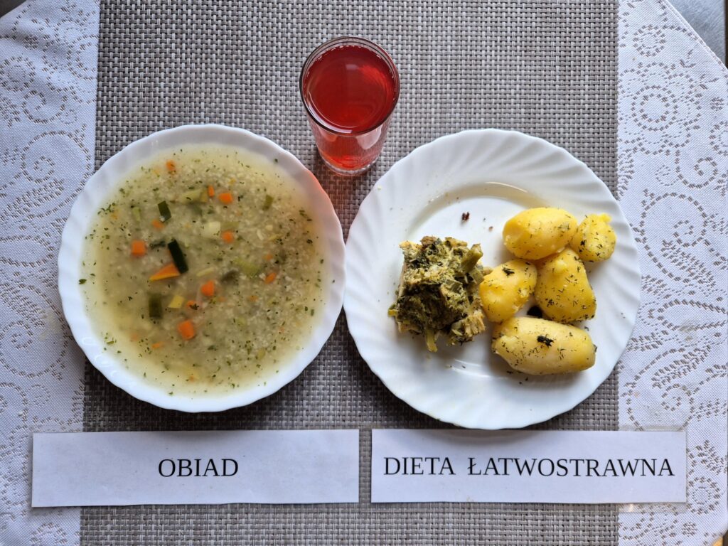 Na zdjęciu znajduję się posiłek w którego skład wchodzi Zupa ryżowa, Ziemniaki, Ryba pieczona, Surówka z marchewki oraz Kompot z jabłek