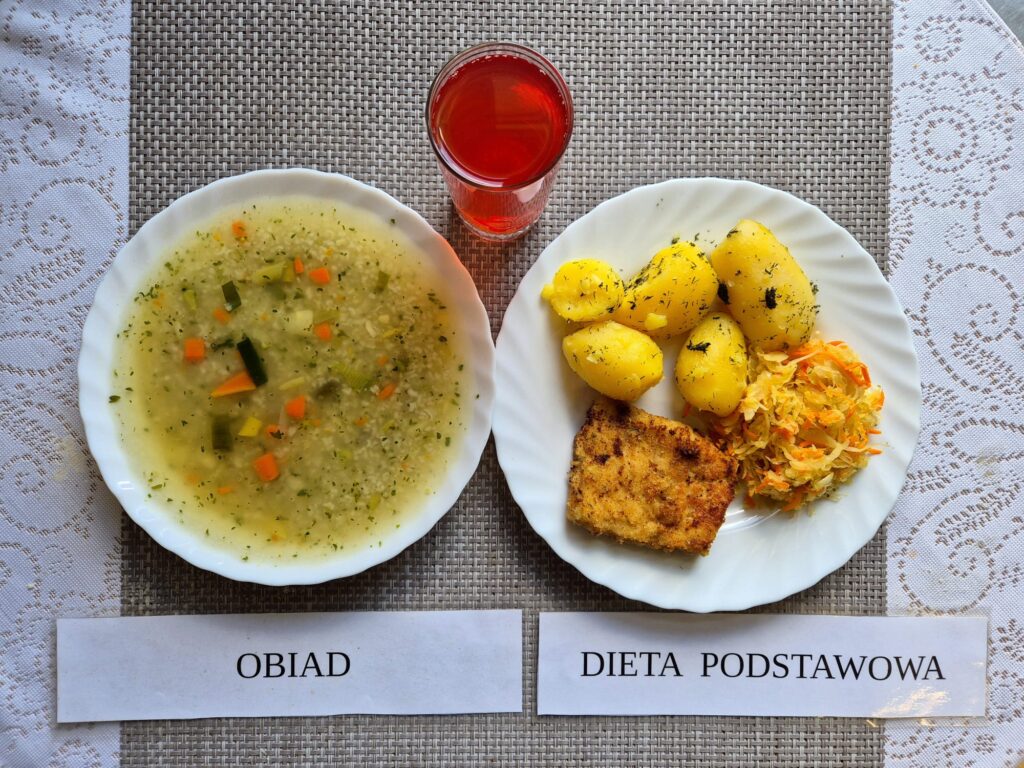 Na zdjęciu znajduję się posiłek w którego skład wchodzi Zupa ryżowa, Ziemniaki, Ryba panierowana, Surówka z kiszonej kapusty oraz Kompot z jabłek