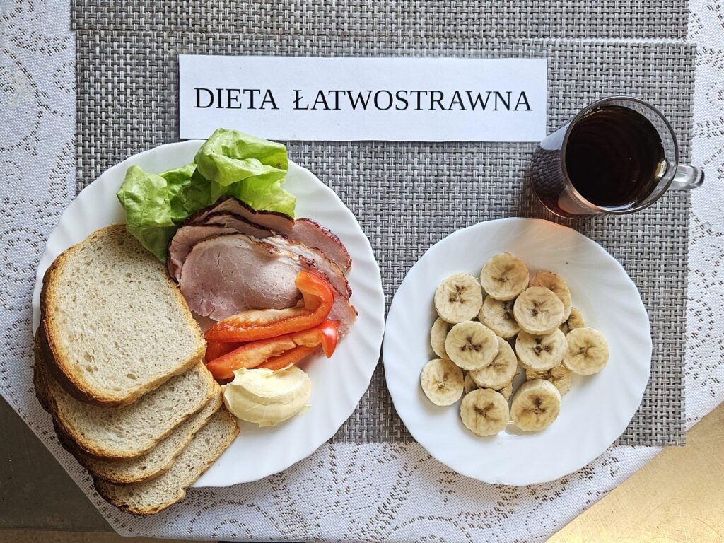 Zdjęcie przedstawia kolacje. Chleb z wędliną, masłem, papryką i sałatą oraz na drugim talerzu pokrojonego banana