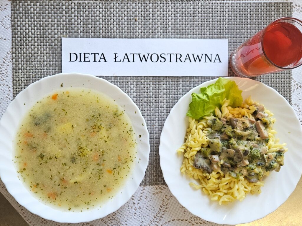 Zdjęcie przedstawia zupę oraz drugie danie
