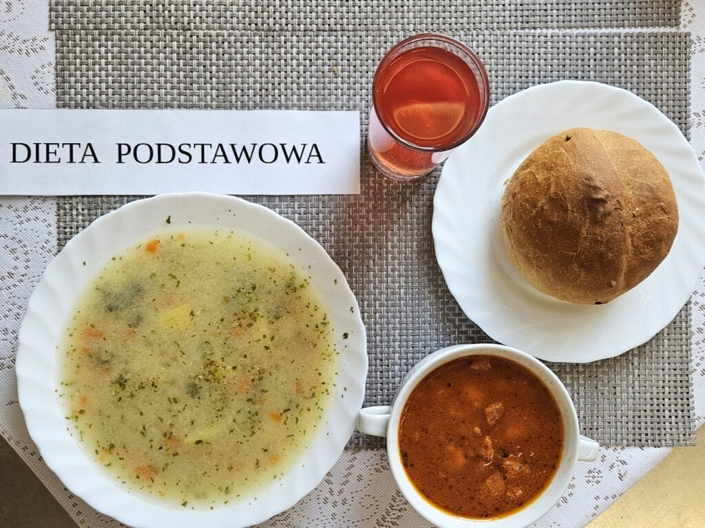 Zdjęcie przedstawia zupę oraz drugie danie