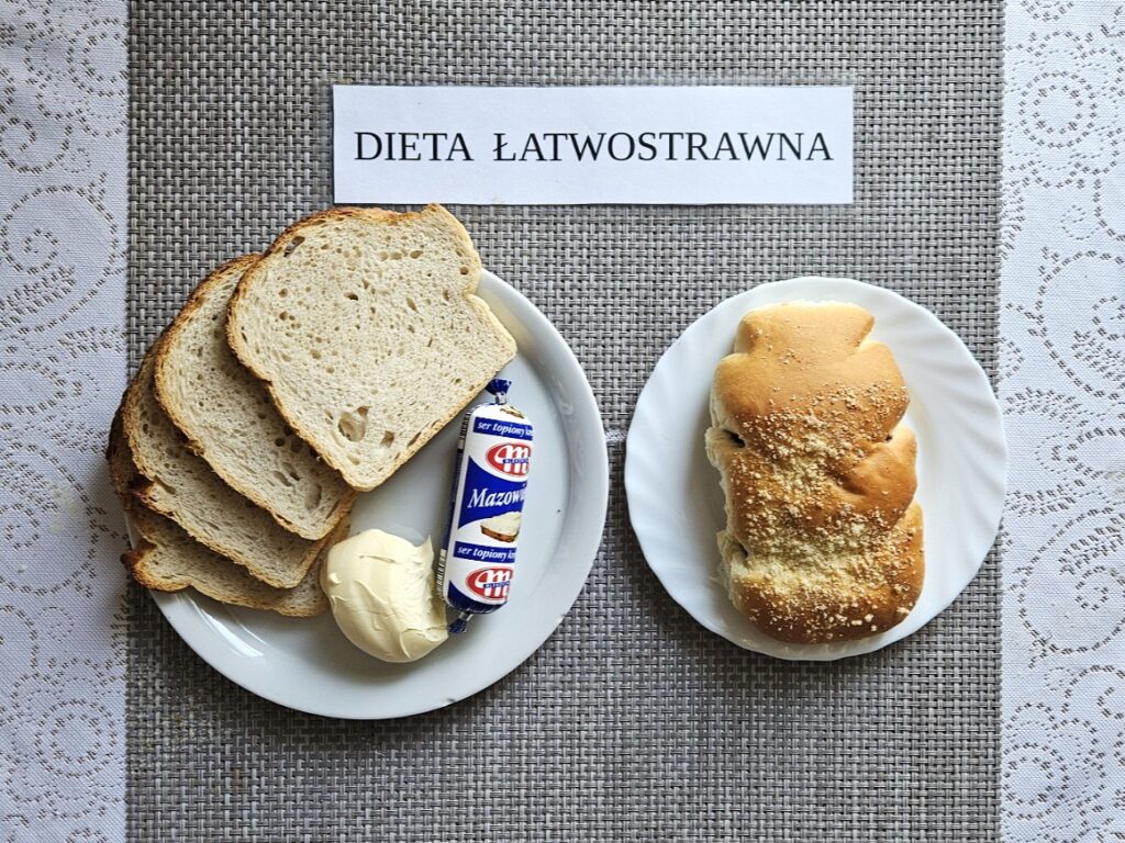 Zdjęcie przedstawia kolacje składającą się z pieczywa, masła oraz drożdżówki