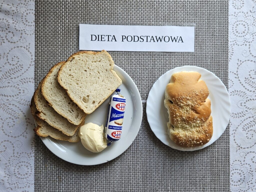Zdjęcie przedstawia kolacje składającą się z pieczywa, masła oraz drożdżówki