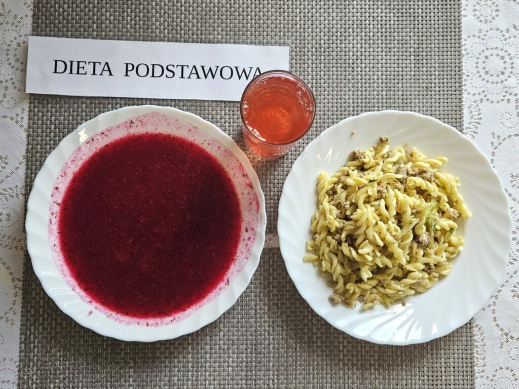 Zdjęcie przedstawia dane obiadowe. Składa się z barszczu i makaronu.