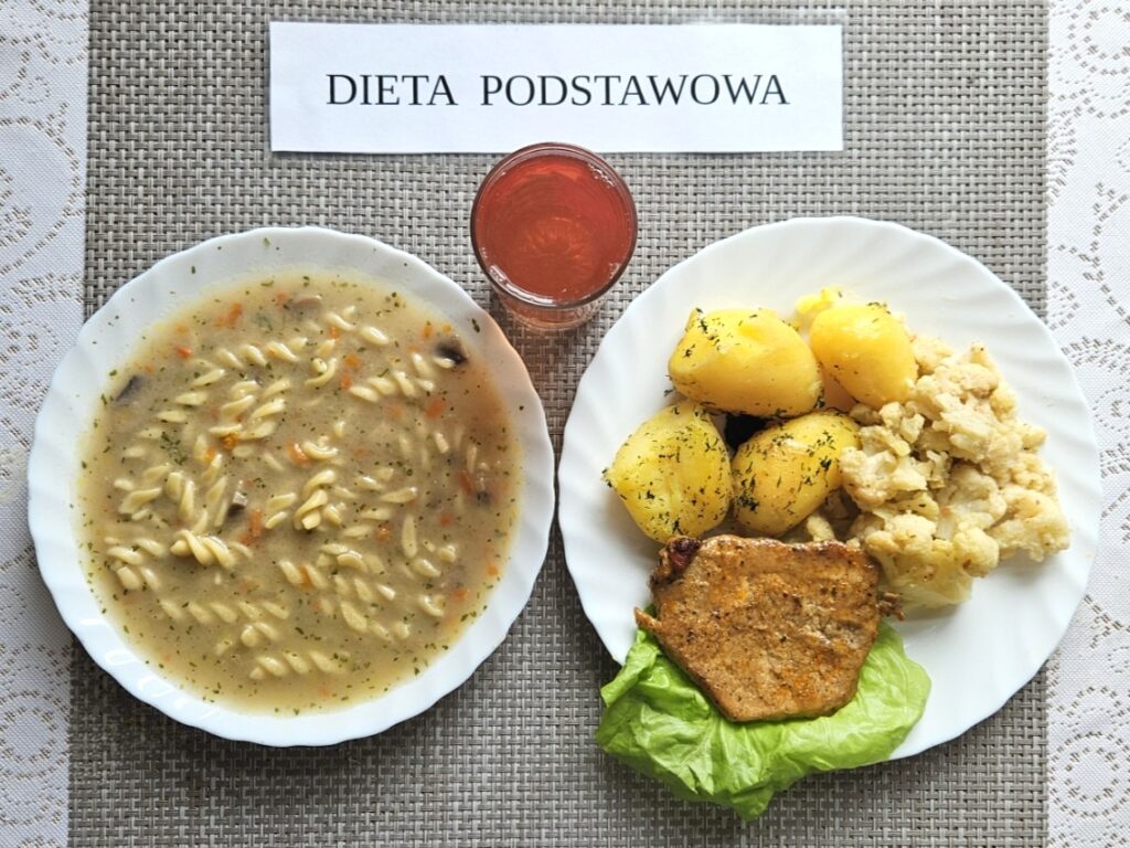 Zdjęcie przedstawia dwudaniowy obiad