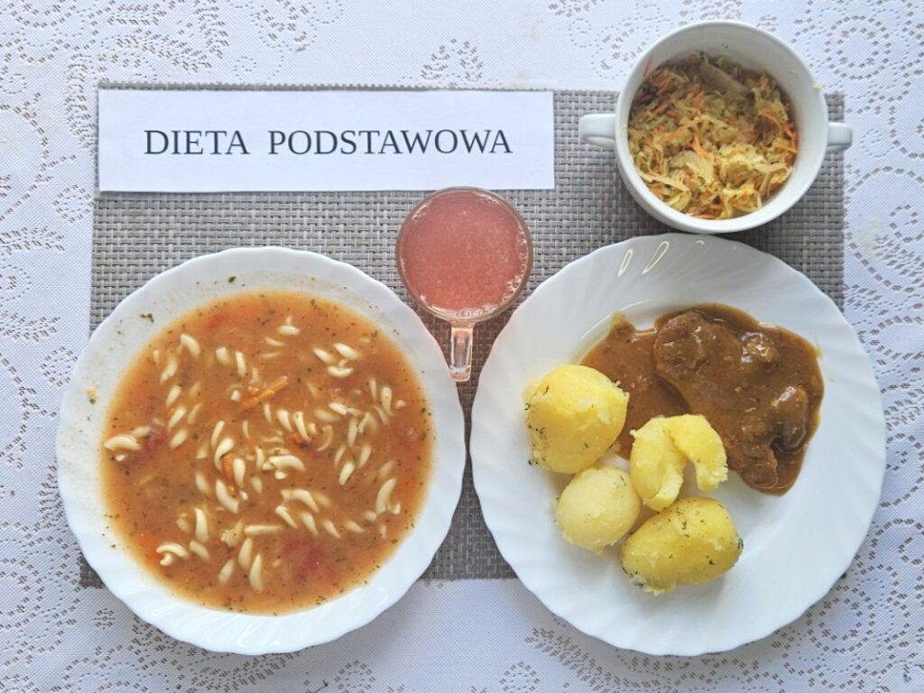 Zdjęcie przedstawia dwudaniowy obiad