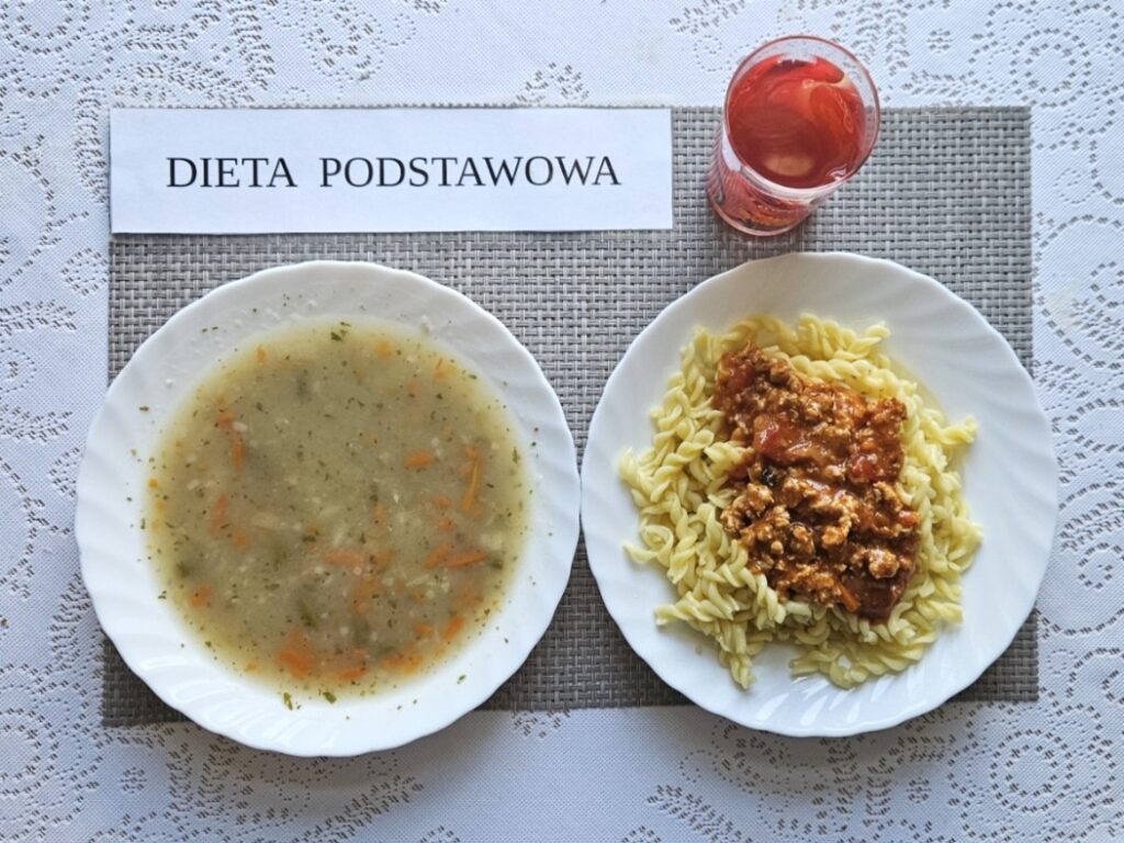 Zdjęcie przedstawia dwudaniowy obiad