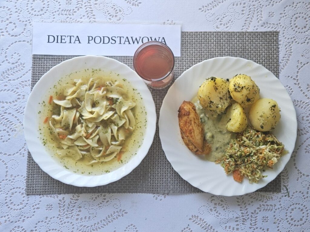 Zdjęcie przedstawia dwudaniowy obiad