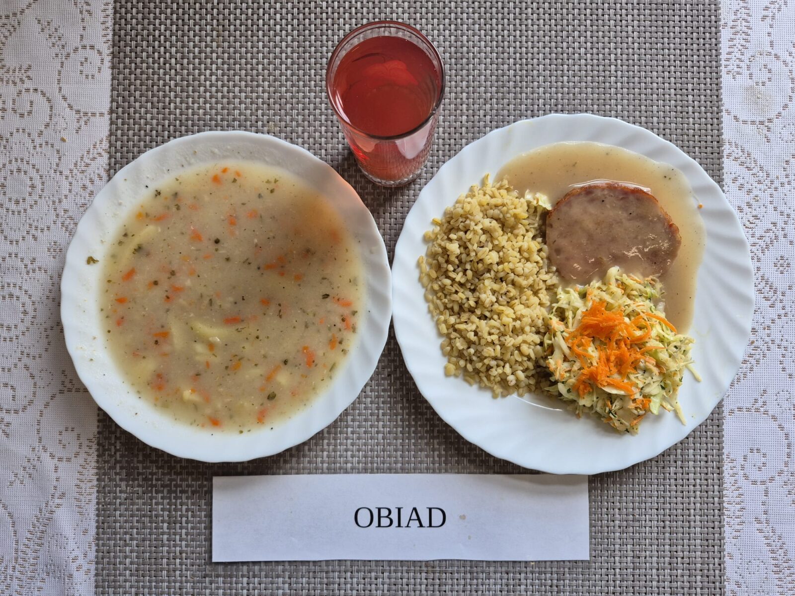 Na zdjęciu znajduję się posiłek w którego skład wchodzi Żurek z ziemniakami, Kasza bulgur, Pieczeń rzymska w sosie własnym, Surówka z kapusty białej oraz Kompot z jabłek