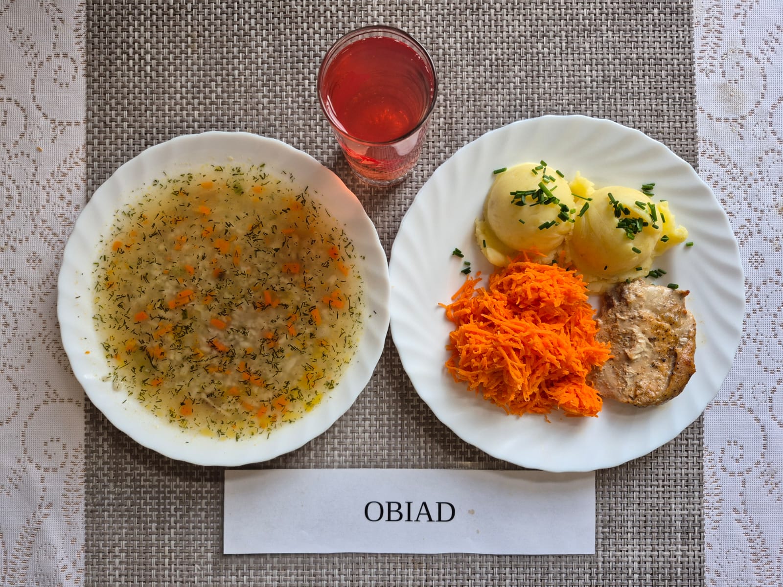 Na zdjęciu znajduję się posiłek w którego skład wchodzi Zupa koperkowa, Ziemniaki, Schab pieczony w sosie własnym, surówka z marchewki oraz kompot