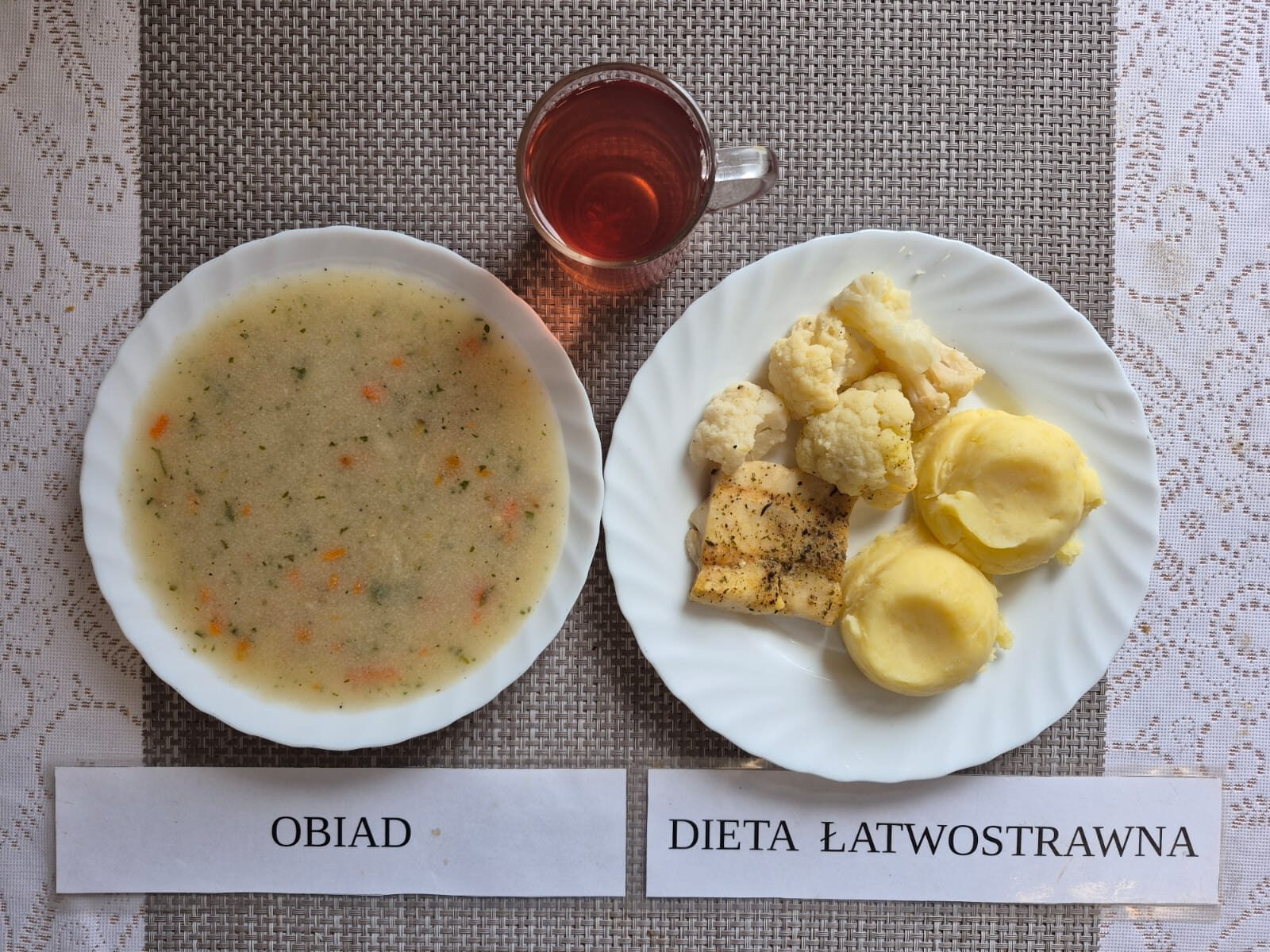 Na zdjęciu znajduję się posiłek w którego skład wchodzi Zupa jarzynowa ziemniakami i groszkiem cukrowym, ziemniaki, Ryba pieczona, surówka z marchewki oraz kompot