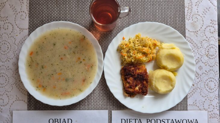 Na zdjęciu znajduję się posiłek w którego skład wchodzi Zupa jarzynowa ziemniakami i groszkiem cukrowym, ziemniaki, Ryba smażona, surówka z kapusty kiszonej oraz kompot