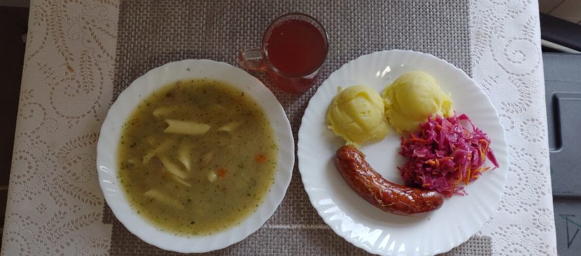 Na zdjęciu znajduję się posiłek w którego skład wchodzi Zupa pieczarkowa z makaronem, Ziemniaki, Kotlet schabowy, Ćwikła oraz Kompot z jabłek