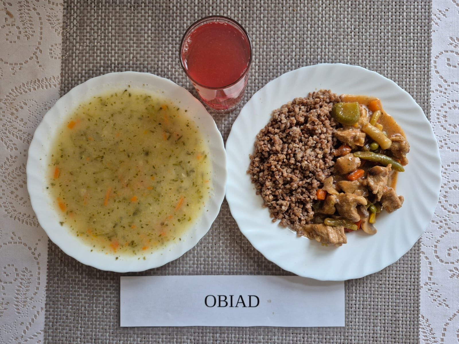 Na zdjęciu znajduję się posiłek w którego skład wchodzi Zupa ogórkowa z ziemniakami, kasza gryczana, Gulasz segedyński oraz kompot