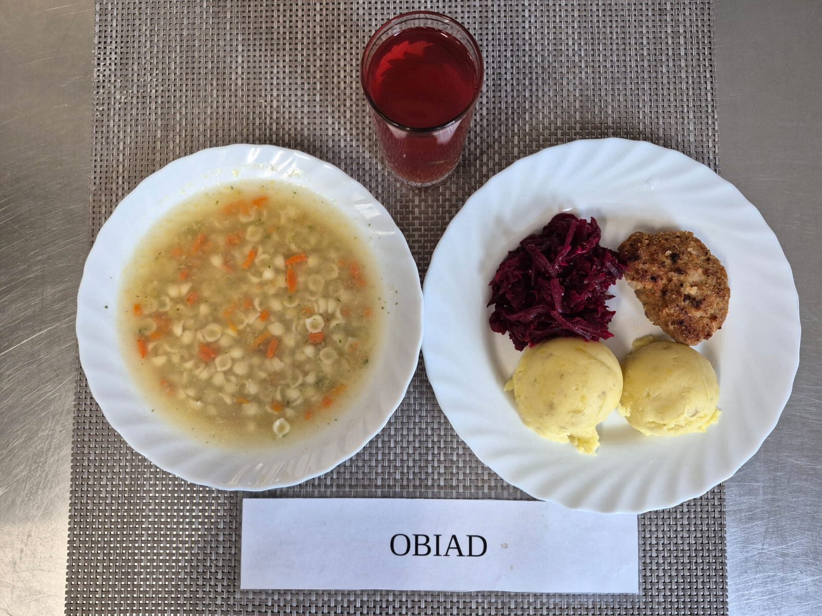 Na zdjęciu znajduję się posiłek w którego skład wchodzi Zupa brokułowa z makaronem, Ziemniaki, Sznycel, Ćwikła oraz Kompot z jabłek