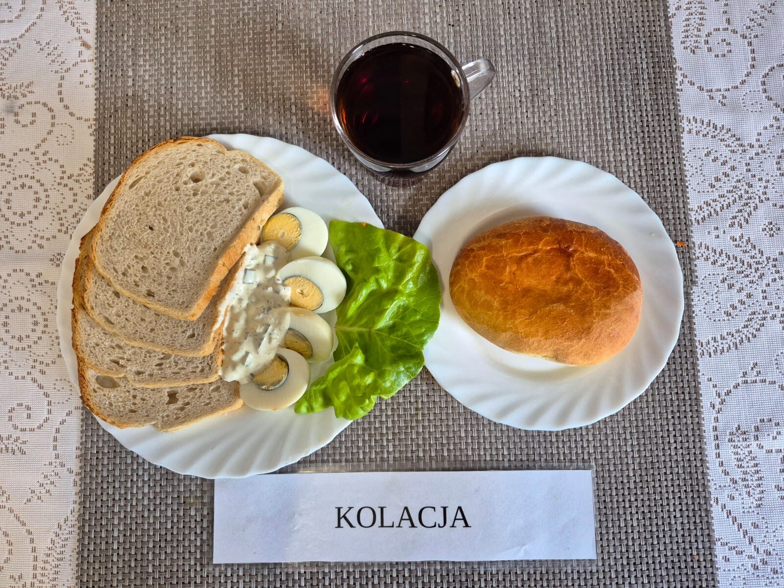 Na zdjęciu znajduję się posiłek w którego skład wchodzi Chleb pszenny, margaryna śniadaniowa, jajka w sosie tatarskim oraz Herbata czarna