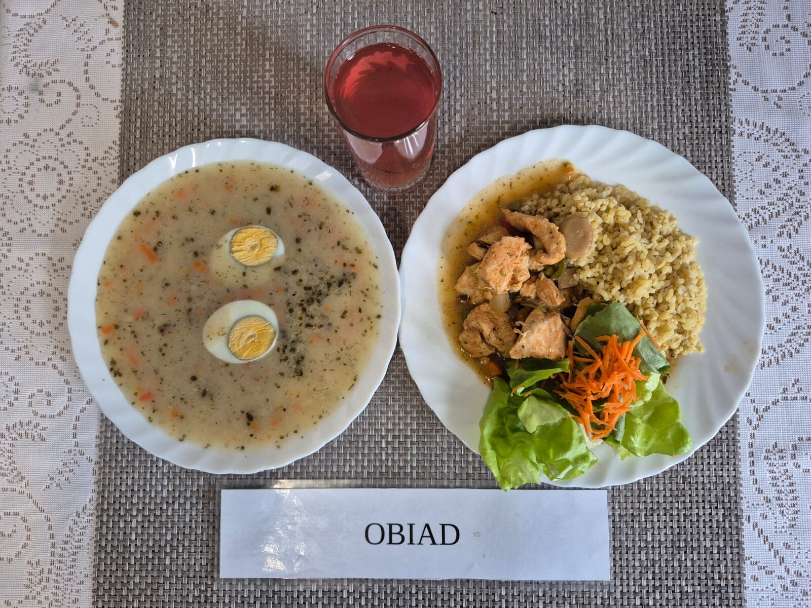 Na zdjęciu znajduję się posiłek w którego skład wchodzi Zupa żurek z ziemniakami i jajkiem, Kasza bulgur, Kurczak w sosie grzybowym, Sałata masłowa z marchewką i sosem winegret oraz kompot